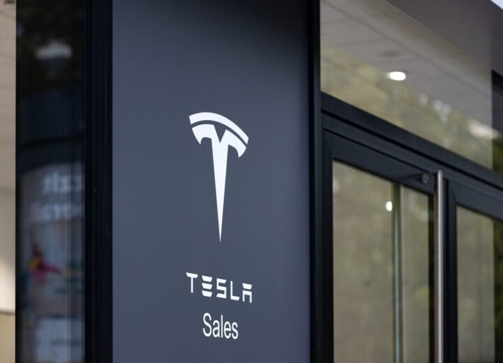 Logo Tesla su sfondo industriale