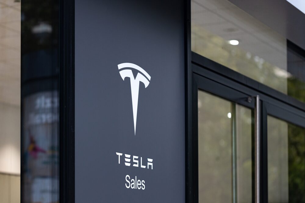 Logo Tesla su sfondo industriale