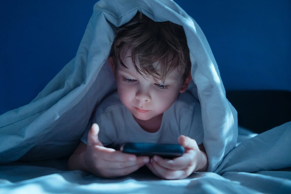 Bambini che utilizzano dispositivi digitali