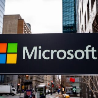 Logo Microsoft con rappresentazione della super app Copilot