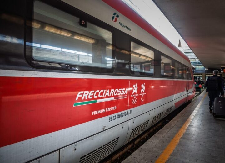 Treno Trenitalia in movimento