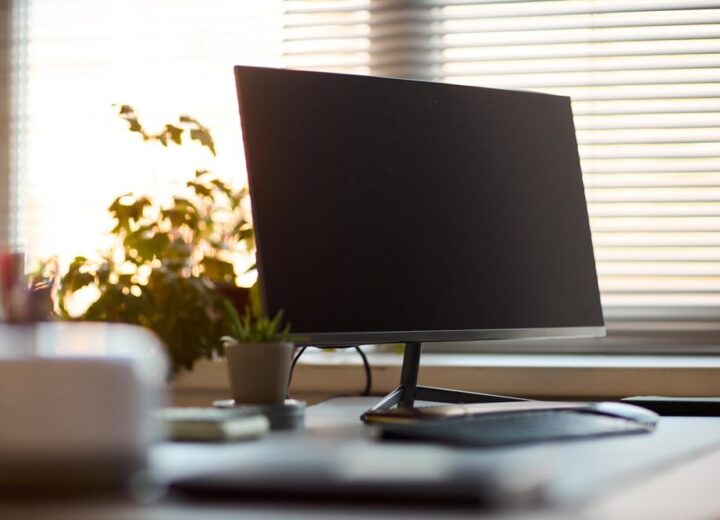 Dock USB-C Wavlink con tre monitor e porte USB